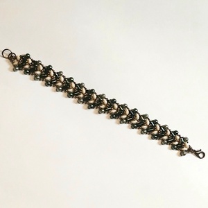 Zöld fenyő alkalmi karkötő formagyöngyökből - ékszer - karkötő - gyöngyös karkötő - Meska.hu