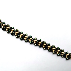 Zöld fenyő alkalmi karkötő formagyöngyökből - ékszer - karkötő - gyöngyös karkötő - Meska.hu