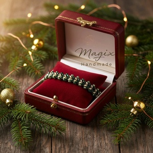 Zöld fenyő alkalmi karkötő formagyöngyökből - Meska.hu