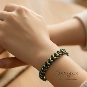 Zöld fenyő alkalmi karkötő formagyöngyökből - ékszer - karkötő - gyöngyös karkötő - Meska.hu