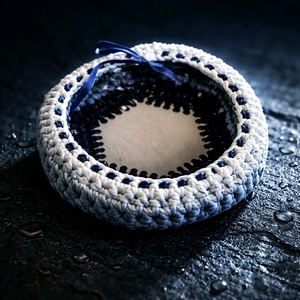 Tavaszváró kis kosárkák Blue Hexagon horgolt kosárka húsvétra, tojásnak, csokitojásnak - ünnepi díszek, dekorációk - húsvéti díszek és dekorációk - húsvéti kosár - Meska.hu