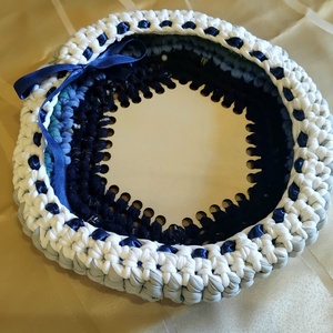 Tavaszváró kis kosárkák Blue Hexagon horgolt kosárka húsvétra, tojásnak, csokitojásnak - ünnepi díszek, dekorációk - húsvéti díszek és dekorációk - húsvéti kosár - Meska.hu