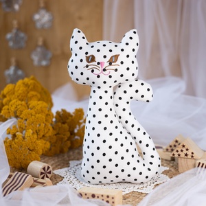 Pöttyös ülő textil cica  kézműves puha gyerekjáték és dekoráció, hímzett arccal, 26cm, Játék & Sport, Plüssállat & Játékfigura, Cica, Varrás, Hímzés, MESKA