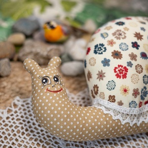 Virágmintás textil csiga  kézműves puha dekoráció és gyerekjáték, festett arccal, 28cm - játék & sport - plüssállat & játékfigura - csiga - Meska.hu