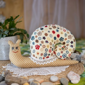 Virágmintás textil csiga  kézműves puha dekoráció és gyerekjáték, festett arccal, 28cm, Játék & Sport, Plüssállat & Játékfigura, Csiga, Varrás, Festészet, MESKA