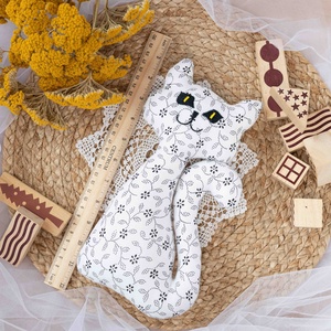 Virágos ülő textil cica  kézműves puha gyerekjáték és dekoráció, hímzett arccal, 26cm - játék & sport - plüssállat & játékfigura - cica - Meska.hu