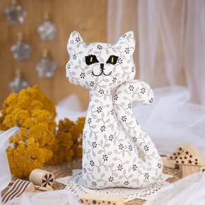 Virágos ülő textil cica  kézműves puha gyerekjáték és dekoráció, hímzett arccal, 26cm, Játék & Sport, Plüssállat & Játékfigura, Cica, Varrás, Hímzés, MESKA