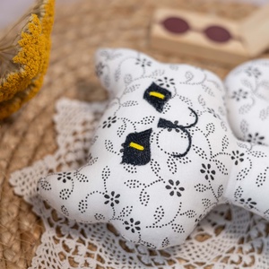 Virágos ülő textil cica  kézműves puha gyerekjáték és dekoráció, hímzett arccal, 26cm - játék & sport - plüssállat & játékfigura - cica - Meska.hu