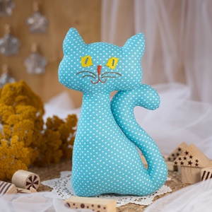 Pöttyös ülő textil cica  kézműves puha gyerekjáték és dekoráció, hímzett arccal, 26cm, Játék & Sport, Plüssállat & Játékfigura, Cica, Varrás, Hímzés, MESKA