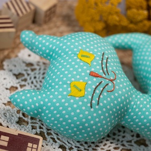 Pöttyös álló textil cica  kézműves puha gyerekjáték és dekoráció, hímzett arccal, 26cm - játék & sport - plüssállat & játékfigura - cica - Meska.hu