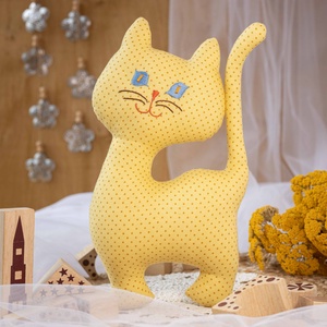 Pöttyös álló textil cica  kézműves puha gyerekjáték és dekoráció, hímzett arccal, 26cm, Játék & Sport, Plüssállat & Játékfigura, Cica, Varrás, Hímzés, MESKA