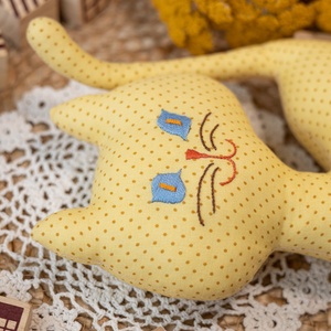 Pöttyös álló textil cica  kézműves puha gyerekjáték és dekoráció, hímzett arccal, 26cm - játék & sport - plüssállat & játékfigura - cica - Meska.hu