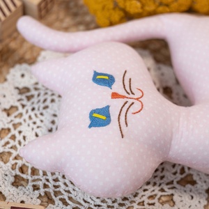 Pöttyös álló textil cica  kézműves puha gyerekjáték és dekoráció, hímzett arccal, 26cm - játék & sport - plüssállat & játékfigura - cica - Meska.hu