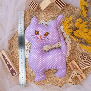 Pöttyös álló textil cica  kézműves puha gyerekjáték és dekoráció, hímzett arccal, 26cm - játék & sport - plüssállat & játékfigura - cica - Meska.hu