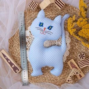 Pöttyös álló textil cica  kézműves puha gyerekjáték és dekoráció, hímzett arccal, 26cm - játék & sport - plüssállat & játékfigura - cica - Meska.hu