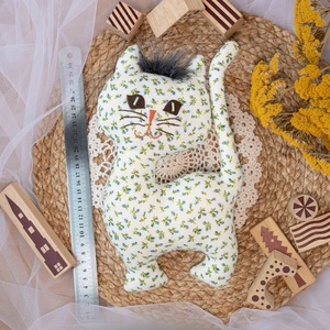 Virágos álló textil cica  kézműves puha gyerekjáték és dekoráció, hímzett arccal, 26cm - játék & sport - plüssállat & játékfigura - cica - Meska.hu