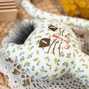 Virágos álló textil cica  kézműves puha gyerekjáték és dekoráció, hímzett arccal, 26cm - játék & sport - plüssállat & játékfigura - cica - Meska.hu