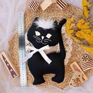 Fekete álló textil cica  kézműves puha gyerekjáték és  halloween-i dekoráció, hímzett arccal, 26cm - játék & sport - plüssállat & játékfigura - cica - Meska.hu