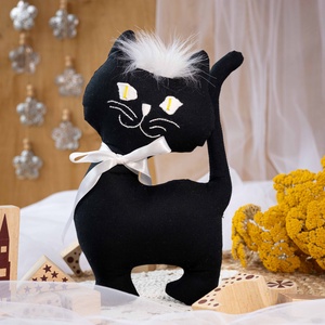 Fekete álló textil cica  kézműves puha gyerekjáték és  halloween-i dekoráció, hímzett arccal, 26cm, Játék & Sport, Plüssállat & Játékfigura, Cica, Varrás, Hímzés, MESKA