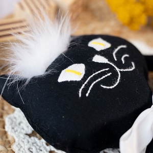 Fekete álló textil cica  kézműves puha gyerekjáték és  halloween-i dekoráció, hímzett arccal, 26cm - játék & sport - plüssállat & játékfigura - cica - Meska.hu
