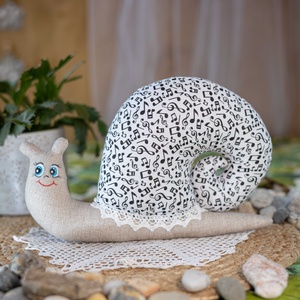 Hangjegyes textil csiga  kézműves puha dekoráció és gyerekjáték, festett arccal, 28cm, Játék & Sport, Plüssállat & Játékfigura, Csiga, Varrás, Festészet, MESKA