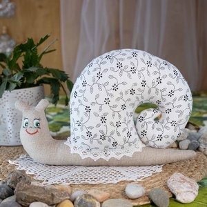 Virágmintás textil csiga  kézműves puha dekoráció és gyerekjáték, festett arccal, 28cm, Játék & Sport, Plüssállat & Játékfigura, Csiga, Varrás, Festészet, MESKA