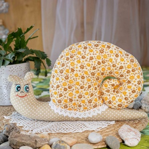 Virágmintás textil csiga  kézműves puha dekoráció és gyerekjáték, festett arccal, 28cm, Játék & Sport, Plüssállat & Játékfigura, Csiga, Varrás, Festészet, MESKA