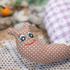 Kockás textil csiga  kézműves puha dekoráció és gyerekjáték, festett arccal, 28cm - játék & sport - plüssállat & játékfigura - csiga - Meska.hu