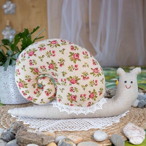 Virágmintás textil csiga  kézműves puha dekoráció és gyerekjáték, festett arccal, 28cm, Játék & Sport, Plüssállat & Játékfigura, Csiga, Varrás, Festészet, MESKA
