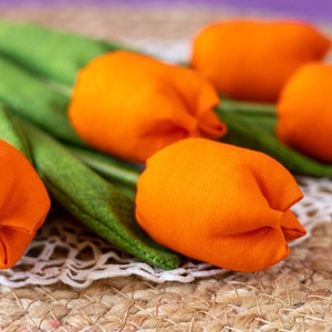 Textil tulipáncsokor  5 szál kézzel készült pamutvászon virág, tartós lakásdekoráció és ajándék - otthon & életmód - dekoráció - virágdísz és tartó - csokor & virágdísz - Meska.hu
