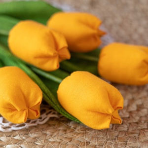 Textil tulipáncsokor  5 szál kézzel készült pamutvászon virág, tartós lakásdekoráció és ajándék - otthon & életmód - dekoráció - virágdísz és tartó - csokor & virágdísz - Meska.hu
