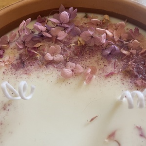 Asztali gyertya virágszirmokkal - otthon & életmód - gyertya, illat, aroma - gyertya - Meska.hu