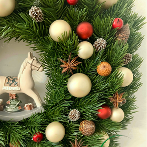 Karácsonyi ajtódísz, kopogtató hintalóval - karácsony - karácsonyi lakásdekoráció - karácsonyi ajtódíszek - Meska.hu