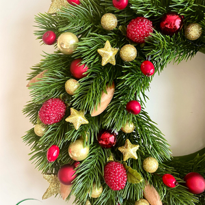 Diótörővel díszített ajtódísz, kopogtató - karácsony - karácsonyi lakásdekoráció - karácsonyi ajtódíszek - Meska.hu