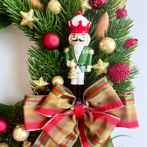 Diótörővel díszített ajtódísz, kopogtató - karácsony - karácsonyi lakásdekoráció - karácsonyi ajtódíszek - Meska.hu