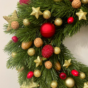 Diótörővel díszített ajtódísz, kopogtató - karácsony - karácsonyi lakásdekoráció - karácsonyi ajtódíszek - Meska.hu