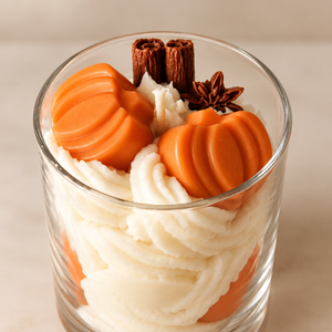 Pumpkin Spice sütőtökös fűszeres illatgyertya üvegpohárban, Otthon & Életmód, Gyertya, illat, aroma, Gyertya, Gyertya-, mécseskészítés, Kézzel készített, különleges sütőtökös fűszeres illatgyertya üvegpohárban. A krémes, habosított via..., MESKA