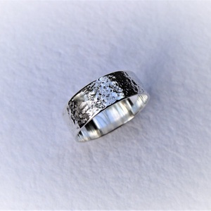 Fantáziamintás ezüst karikagyűrű (52-es), Ékszer, Gyűrű, Kerek gyűrű, Ékszerkészítés, Ötvös, Széles, egyedi mintájú gyűrűt készítettem sterling ezüstből -  fényes, polírozott felülettel.
A gyű..., Meska