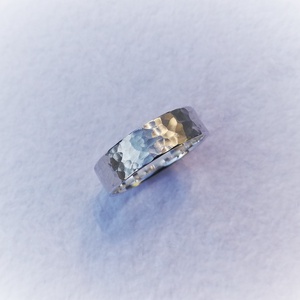 Sokszögekkel díszített, selyemfényű ezüst karikagyűrű (63-as) - Meska.hu