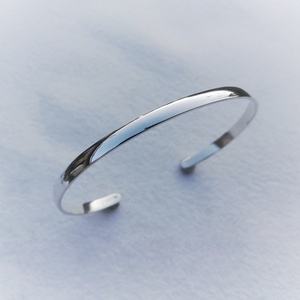 Tükörfényes, domborított ezüst karperec (16 cm-es csuklóra) - ékszer - karkötő - karperec - Meska.hu