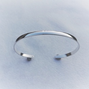 Tükörfényes, domborított ezüst karperec (16 cm-es csuklóra) - ékszer - karkötő - karperec - Meska.hu