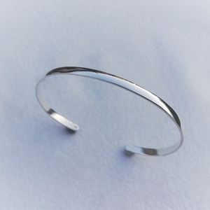 Tükörfényes, domborított ezüst karperec (16 cm-es csuklóra) - ékszer - karkötő - karperec - Meska.hu