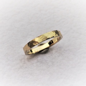 Különleges mintájú arany karikagyűrű - Meska.hu