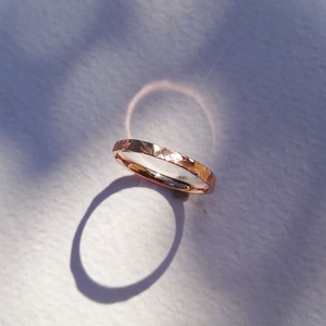 Különleges adhoc mintájú rosegold karikagyűrű - esküvő - ékszer - karikagyűrű - Meska.hu