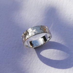 Apró sokszögekkel díszített, selyemfényű ezüst gyűrű - Meska.hu