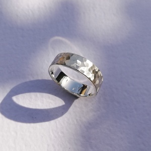 Apró sokszögekkel díszített, selyemfényű ezüst gyűrű - ékszer - gyűrű - kerek gyűrű - Meska.hu