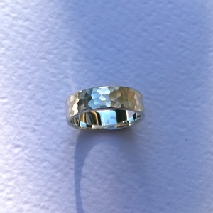 Apró sokszögekkel díszített, selyemfényű ezüst gyűrű - ékszer - gyűrű - kerek gyűrű - Meska.hu