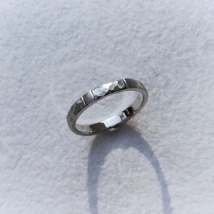 Variált felületű ezüst karikagyűrű (61-es) - Meska.hu