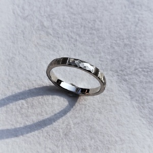 Variált felületű ezüst karikagyűrű (61-es) - esküvő - ékszer - karikagyűrű - Meska.hu