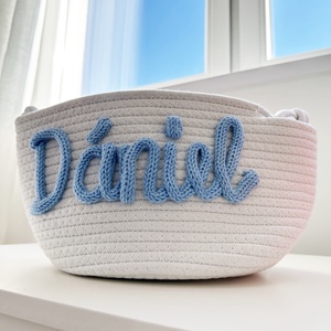 Fehér játéktartó kosár egyedi kék horgolt felirattal, Otthon & Életmód, Tárolás & Rendszerezés, Tárolókosár, Horgolás, MESKA